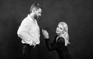 Sevgililer Günü 'nde, kutusunda nişan yüzüğü olan bir adama evlilik teklifi eden aşık çift.