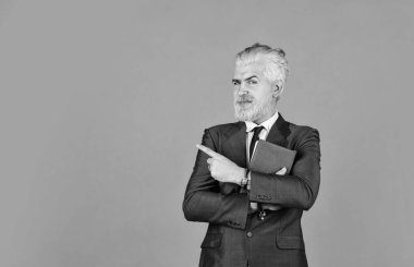 Kitapçı. Notlarını kontrol et. Günlük program. Erkek profesyonel öğretmen. Berber dükkanından sonra. İşletme okulu eğitimi. Mutlu iş adamı defteri tutar. Olgun bir adam sakal ve saç boyadı. Boşluğu kopyala