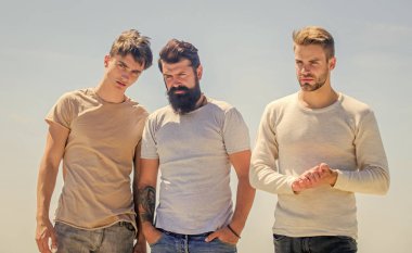 Erkek arkadaşlığı. İş ekibi. Gençler gündelik kıyafet giyer. Yakışıklı çocuklar dışarıda. En iyi arkadaşlar. Sosyal. Dört kişilik bir grup, ortaklık. Grup iletişimi. nesil ilişkileri