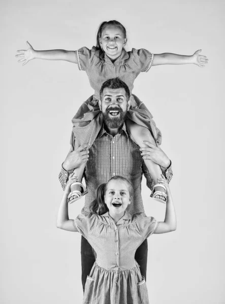 Vader en kinderen brengen tijd samen door en hebben plezier, kinderdag — Stockfoto