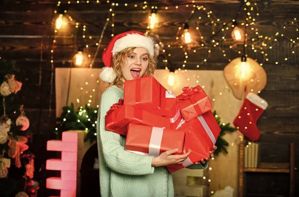 Sii generoso. Donna tenere scatola regalo decorazioni natalizie sfondo. Effettuare gli ordini di Natale e le prenotazioni abbastanza presto. Ragazza con regali. Natale è di gran lunga più atteso per le vacanze dell'anno — Foto Stock