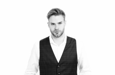 İyi göründüğüne şüphe yok. Beyaz tenli yakışıklı adam. İş adamının modaya uygun görünüşü. Resmi tarz. Ofis kıyafeti. Kapsül dolabı. Erkek giyim mağazası