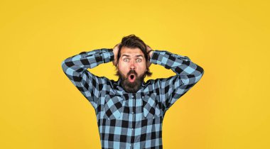 Bıyıklı, olgun bir adam. İnsan duygularını ifade etmek. Kareli gömlekli korkak adam. Sarı arka plandaki duygusal adam. Vahşi sakallı hippi. Hayır.