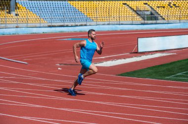 Enerjik ve sportif. Maraton hız enerjisi. Kaslı adam hareket halinde. Atletik adam