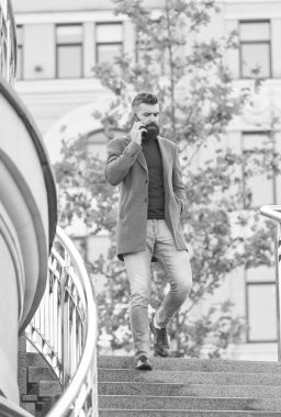 Hippi konuşması cep telefonundan merdivenlerden iniyor, şehir dışında, konuşuyor.