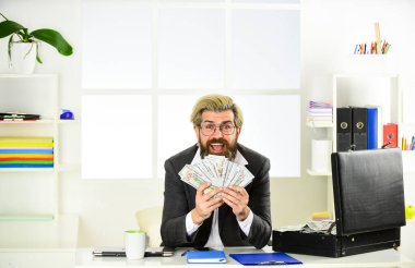 Yolsuzluğu durdur. Şirket deri çantası. İş yerinde vakası olan olgun bir adam. Erkek ofis modası. İş adamı el çantası tutuyor. İçinde para olan bavul. İyi anlaşma. modern hayat ve iş