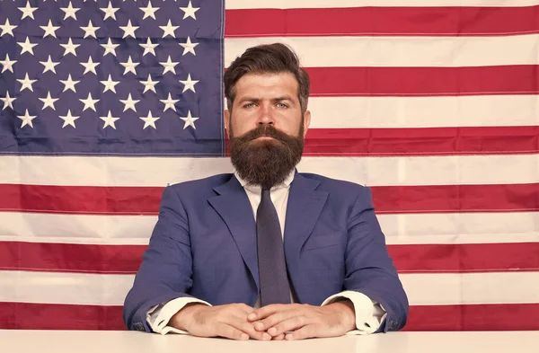 Patriotismo americano. Cidadão americano em roupa formal. Homem barbudo no fundo da bandeira americana. Dia da independência. 4 de Julho. Manter as tradições americanas. Democracia e liberdade — Fotografia de Stock