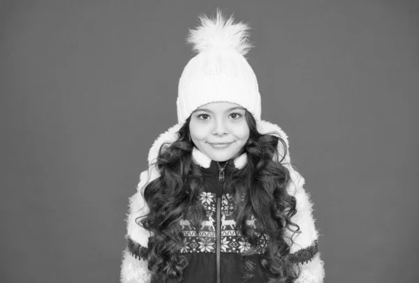 Menina adolescente alegre em roupas quentes de inverno em feriados de Natal, moda de Natal — Fotografia de Stock