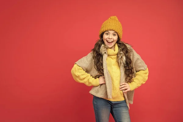 Dziecko ze szczęśliwą twarzą w ciepłej zimowej odzieży i przygotuj się na wakacje, przestrzeń do kopiowania, jesienna pogoda — Zdjęcie stockowe