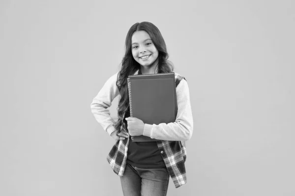 Adelante para obtener conocimiento. Un niño feliz tiene libros de estudio. Día del conocimiento. Regreso a la escuela. —  Fotos de Stock