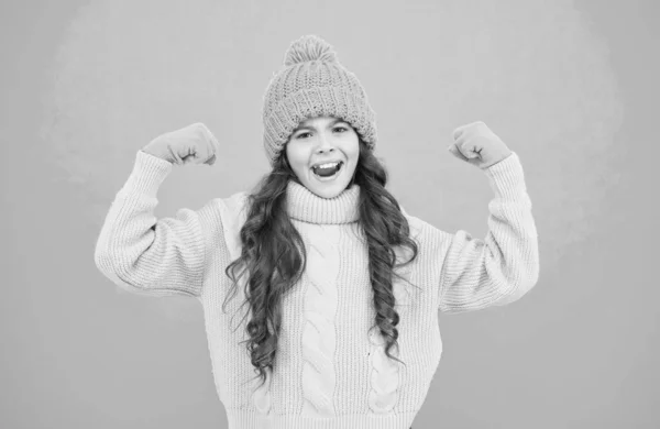 Ενεργειακό φορτίο. Παιδί χαριτωμένο κορίτσι καπέλο και γάντια δείχνουν δικέφαλους χειρονομία δύναμης και δύναμης. Νιώθω τόσο δυνατός. Τα κορίτσια κυβερνούν. Συμβουλές ανατροφής για τα κορίτσια. Δυνατός και δυνατός. Ενθουσιασμένος με το χειμώνα — Φωτογραφία Αρχείου
