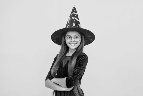 Счастливая ведьма ребенок носить шляпу костюм волшебника и очки на Хэллоуин партии, Хэллоуин костюм — стоковое фото