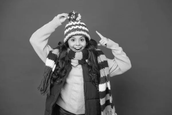 즐거운 겨울 휴가보내 세요. 날씨와 부드러움을 즐기 십시오. 아늑 한 스웨터. 가을 패션. 모직 옷입은 십 대 소녀. 따뜻 한 옷의 경향. 어린 시절의 행복. 아이들은 뜨개 질 액세서리 옷을 입습니다. — 스톡 사진