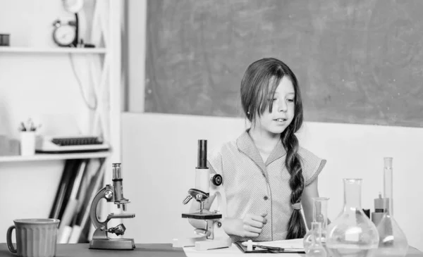 Důvěryhodný vědec. Zpátky do školy. vzdělávání v biologii. holka studuje chemii pomocí zkumavky. malá holka s laboratorní baňkou. lekce vědy s mikroskopem. Školní laboratoř. Moderní technologie — Stock fotografie