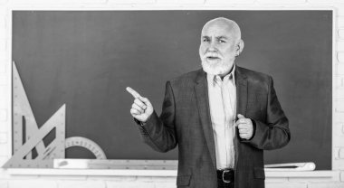 Bak ve öğren. Okula dönüyorum. Matematik aletleri. Sınıfta trigonometri dersi. Bilgileri buraya getir. Son sınıf öğretmeni matematik aletleri kullanır. Sakallı okutman tahtada geometriyi açıklıyor..