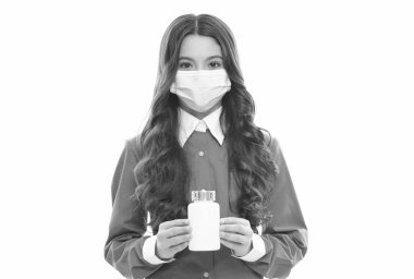 Coronavirus covid-19 salgını ve virüsün yayılmasını önlemek için ilaç kavanozuyla solunum maskesi takan çocuk.