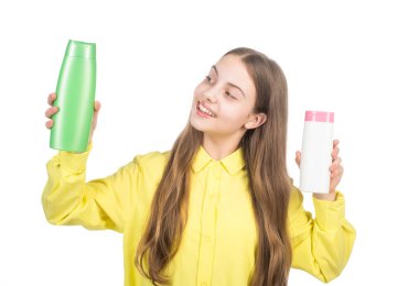 Bunu seçiyorum. Çocuk duş jeli kullanıyor. Şampuanla saç temizleme. Günlük alışkanlıklar ve kişisel bakım.