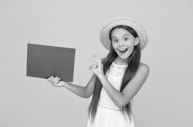 Ben çizdim. Sanat Sergisi. Galeri ya da müze. Reklam konsepti. Turizmi destekliyorum. Yaz satışları. Mutlu kızda poster fotokopisi var. Tatil zamanı. Kız hasır şapka. Kültürel bir etkinlik. Yaratıcı olay