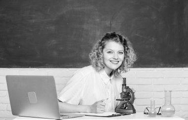 Okul eğitimi. Sınıftaki bilgisayar laboratuvarındaki kız. Kimya araştırma sonuçları hakkında notlar alın. Okulun laboratuvarındaki bilim adamı. Biyoloji deney araştırması. Mikroskop ve deney tüpü olan öğrenci.