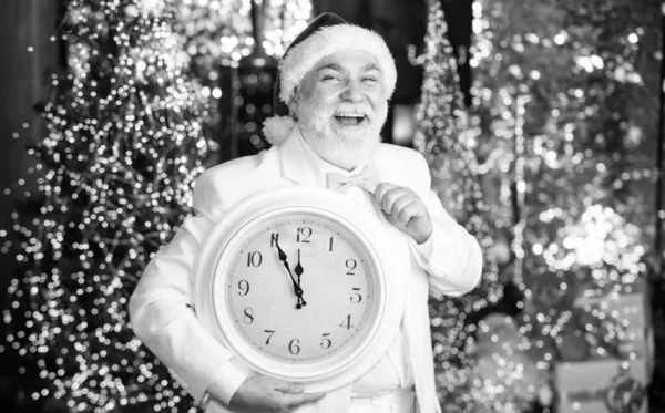 Bonne année. attendez les cadeaux de Noël. Père Noël homme tenir réveil. Nouvel An minuit. horloge montrant presque minuit. temps de célébrer les vacances d'hiver. Dépêche-toi. Compte à rebours de Noël arrive — Photo