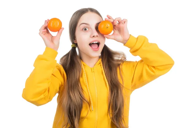 Κατάπληκτος έφηβος κορίτσι κατέχουν εσπεριδοειδή λεμόνι φρούτα με βιταμίνες που απομονώνονται σε λευκό, βιταμίνη — Φωτογραφία Αρχείου