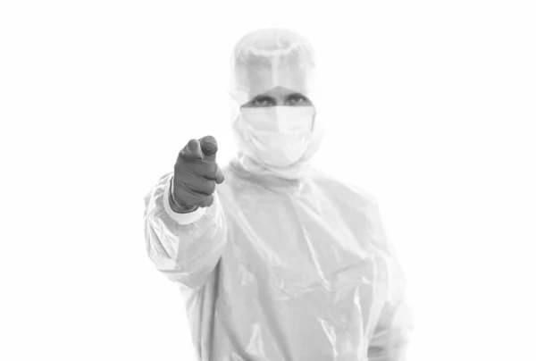 Sıradaki sen olabilirsin. Salgın karantina salgını. Coperid-19 ve sağlık hizmetleri. Solunum maskeli bir adam. Güvenlik kostümü giymiş bir doktor. Koronavirüs salgınında hijyen. Bilim adamı virüs aşısı yarattı — Stok fotoğraf