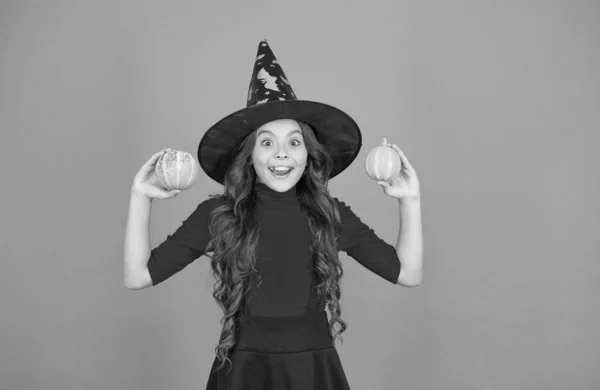 Poslední příprava. dítě s malou dýní. dítě slaví podzimní prázdniny. dospívající dívka v čarodějnickém klobouku slaví Halloween. Šťastný Halloween. koncepce koledování. karneval slavnostní kostým čarodějnice — Stock fotografie