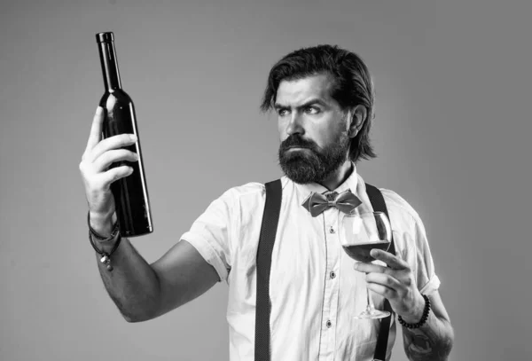 Sexy handsome man in bow tie drinking wine, Luxurious lifestyle — Stock Photo, Image