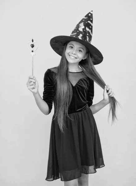 Beste Hexe. Lächelndes Kind mit Hut. Kinder halten Zauberstab in der Hand. Zauberei und Verzauberung. Herbstferien. Teenager Mädchen bereit, Party zu feiern. Kostümparty-Spaß. fröhliches Halloween — Stockfoto