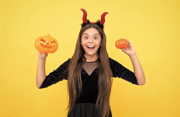 Halloween kind in rood imp hoorns spelen truc o traktatie houden pompoen jack o lantaarn, gelukkig Halloween verrassing — Stockfoto