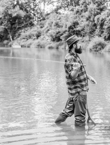 El mejor momento para ir a pescar. fin de semana de verano. Pesca de caza mayor. hombre maduro pesca con mosca. hombre pescando peces. pasatiempo y actividad deportiva. pothunter. Pescador barbudo en el agua. pescador con caña de pescar — Foto de Stock