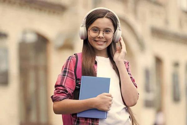 Üben Sie Ihre Hörfähigkeiten. Glückliches Kind hört Hörbuch über Kopfhörer. Englische Hörstunde. Fremdsprachen lernen. Audio-Kurse. Fernstudium. Zurück zur Schule. Moderne Technik — Stockfoto
