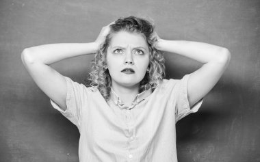 Bir sürü iş. Eğitim. Öğrenci hayatı. Tahtada çok çalışan bir öğrenci. Bilgi günü. boş tahta bilgisi. Okula dönüyorum. Kadınlar çalışmayı sever. Bayan öğretmen okulda.