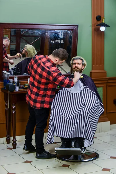 Стрижка волосся і догляд за бородою для кавказького хлопця в перукарні, стиль — стокове фото