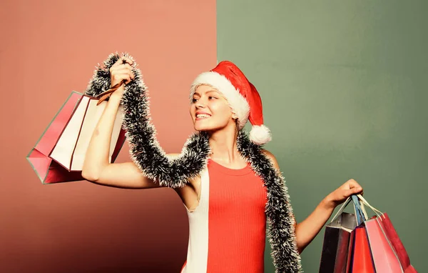 Στο εμπορικό κέντρο. Ευτυχισμένη γυναίκα γιορτάζει Χριστούγεννα. Η Σάντα γυναίκα με την Τίνσελ. Καλά χριστουγεννιάτικα ψώνια. προετοιμασία για τις χειμερινές διακοπές. Ώρα για δώρα. Διαδικτυακή Δευτέρα. Ευτυχισμένο το νέο έτος κόμμα — Φωτογραφία Αρχείου