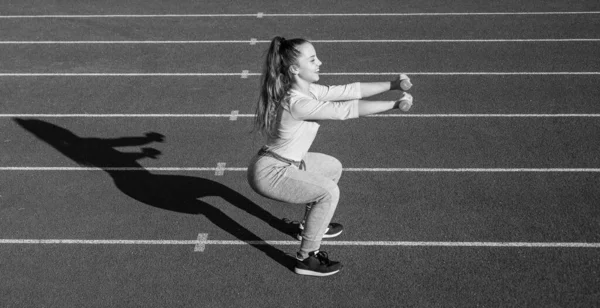 女孩在体育场外训练带杠铃的运动，力量 — 图库照片