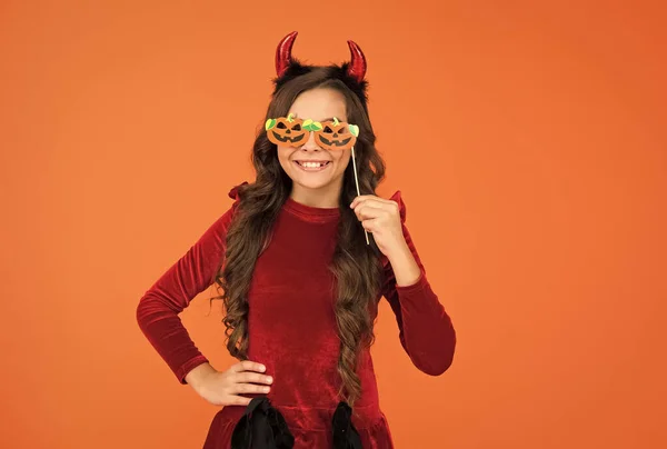 Gelukkig halloween party kid dragen cosplay kostuum en plezier hebben tijdens het vieren van de herfst traditionele vakantie, halloween partij — Stockfoto