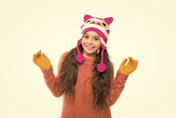 Protege tu punto. clima frío de invierno. ropa de abrigo y accesorios de moda. Feliz infancia. niña pequeña en sombrero de punto y guantes. actividad navideña de Navidad. divertido niño acogedor suéter aislado en blanco —  Fotos de Stock