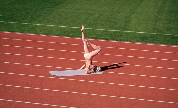 Spingi al limite. allenatore di pilates femminili atletiche. donna allenatore di sport praticare yoga. sano stile di vita sportivo. Yogi sexy in abbigliamento sportivo fitness. meditando sull'arena all'aperto. allenamento e allenamento — Foto Stock