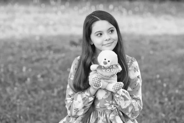 Menina criança abraço brinquedo macio ursinho de pelúcia amor símbolo, dia dos namorados conceito — Fotografia de Stock