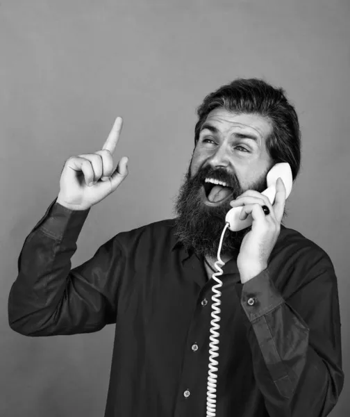 Όμορφος γενειοφόρος τύπος με μοντέρνα μαλλιά χρησιμοποιούν vintage τηλέφωνο, συνομιλία — Φωτογραφία Αρχείου