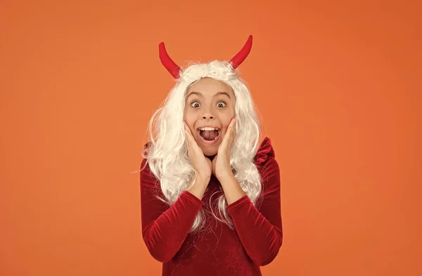 Sorprendido diablo adolescente chica con largo pelo blanco usar cuernos traje de imp en fiesta de halloween, feliz halloween — Foto de Stock