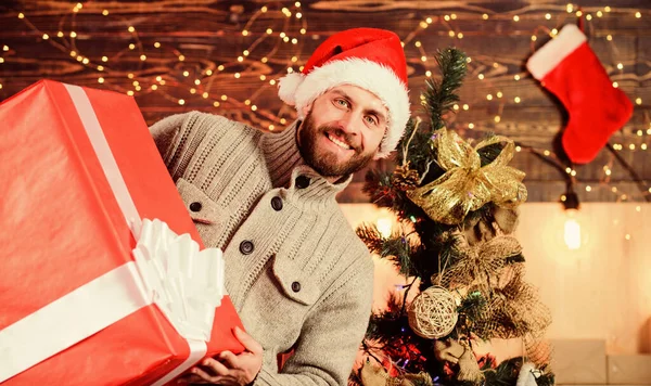 Guarda un po '. vendite di shopping natalizio. Che sorpresa! regalo di Capodanno. L'uomo possiede un dono enorme. consegna del regalo domestico. uomo felice con cappello da Babbo Natale barba. Regalo per te. solo il mio — Foto Stock