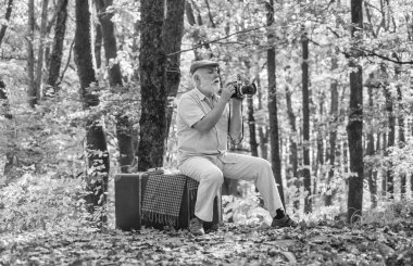 Emeklilik hobisi. Retro fotoğrafçı. Manuel ayarlarda kullanılır. Yaşlı adam doğada ateş eder. Manzara ve doğa fotoğrafı çekimi. Eski fotoğrafçı çekim yapıyor. Dışarıdaki kameraman. Profesyonel fotoğrafçı.