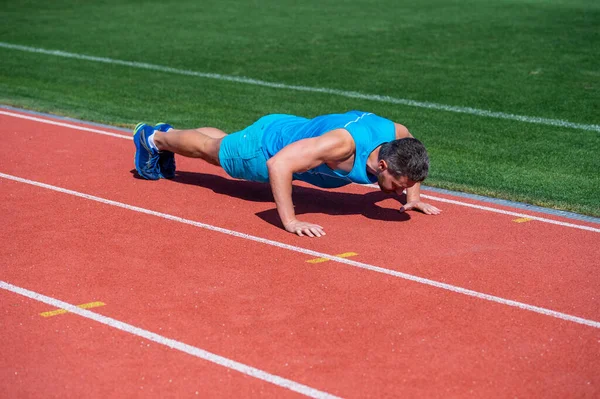 Atleta masculino hacer ejercicio matutino. ejercicios de flexiones. deportista planking al aire libre. — Foto de Stock