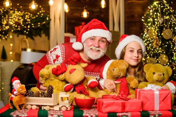 素敵な贈り物だ。子供は祖父サンタクラスとクリスマスをお楽しみください。お祭りの伝統。幸せと喜び。幸せな子供時代。驚きを与える。子供のためのテディベアのおもちゃをプレゼント。ボクシングの日だ。家族の価値 — ストック写真