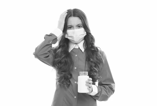 Дитина використовує ефективні ліки. дівчина в масці тримає пігулку. дитина має мігрень. головний біль коронавірусний симптом. лікування грипу додому. криваве симптоматичне лікування. ризик пандемії вірусу. імунізація — стокове фото