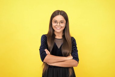 Mutlu yüzlü gülümseyen kız koruyucu gözlük takıyor, çocukluk.