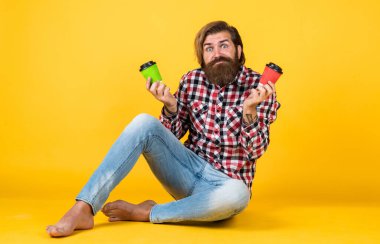 Kahveli yakışıklı hippi adam. Kahve molası veriyor. Fincandan su içen yakışıklı bir yetişkin. Bir fincan kahve ya da çay al. yaşam tarzı konsepti