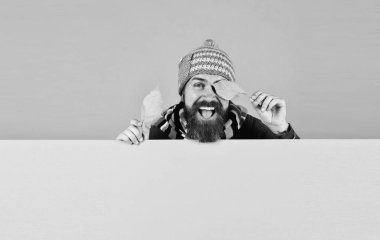 Sonbahar ve soğuk hava kavramı. Sakallı hippi.